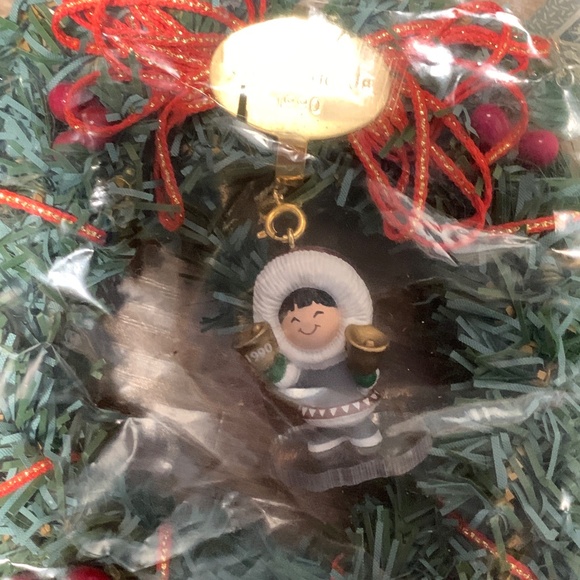 NIB Hallmark collector Keepsake Ornament, Little Frosty Friends Memory Wreath - Picture 2 of 3